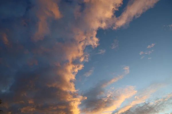 Tiro Ângulo Baixo Céu Nublado Durante Pôr Sol Ótimo Para — Fotografia de Stock