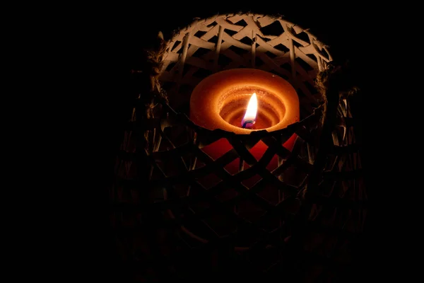 Nahaufnahme Einer Brennenden Orangen Kerze Einem Korb Der Dunkelheit — Stockfoto