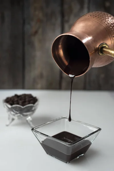 Plan Vertical Sirop Chocolat Versé Pot Cézve Dans Bol Verre — Photo