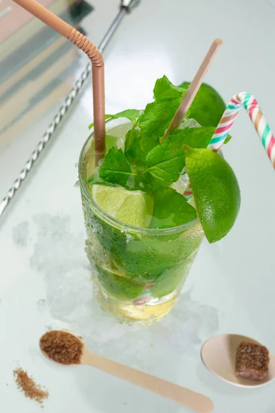 Colpo Verticale Cocktail Mojito Con Rum Lime Foglie Menta Tavolo — Foto Stock