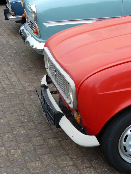 Tiro Vertical Carros Antigos Azuis Vermelhos — Fotografia de Stock