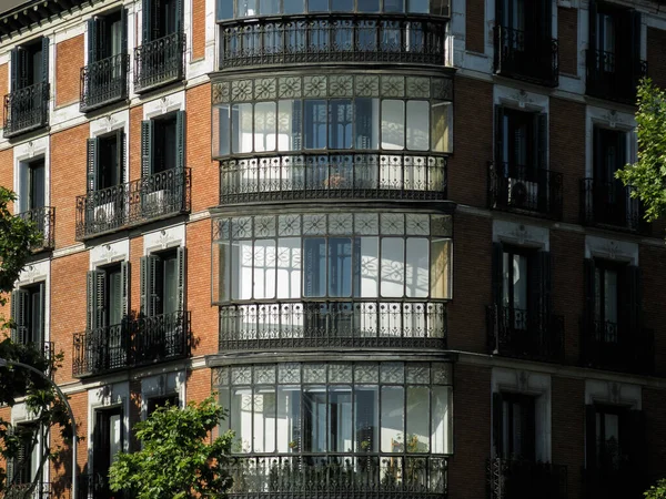 Ein Moderner Backsteinbau Mit Balkonen Und Fenstern — Stockfoto