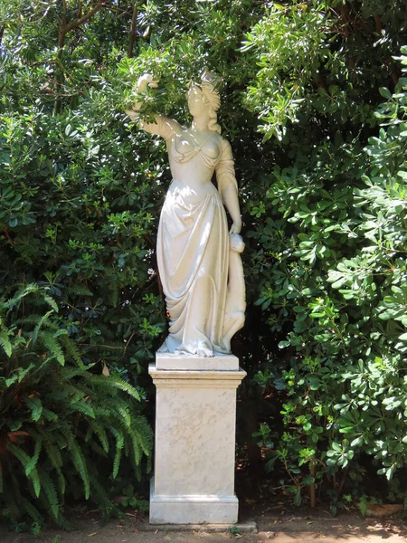 Plano Vertical Estatua Blanca Una Mujer Sobre Fondo Los Árboles — Foto de Stock