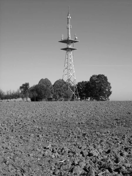 Ένα Γκρι Πλάνο Του Γιγαντιαίου Τηλεπικοινωνιακού Πύργου Ένα Χωράφι — Φωτογραφία Αρχείου