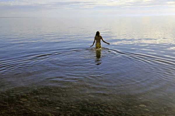 Una Mujer Caucásica Vistiendo Traje Baño Caminando Agua Aire Libre — Foto de Stock