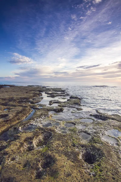 Ein Panoramabild Eines Glatten Meeres Auf Dünnem Wolkenhintergrund — Stockfoto