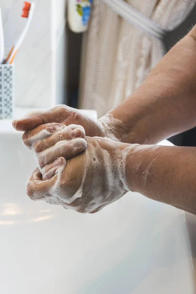 Tiro Vertical Homem Lavando Mãos Com Sabão Espumoso Covid Conceito — Fotografia de Stock