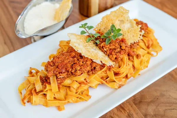 Talerz Smacznego Tagliatelle Bolognese — Zdjęcie stockowe