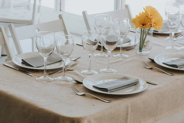 Tafelopstelling Voor Diner Met Verse Gele Bloemen Een Restaurant — Stockfoto