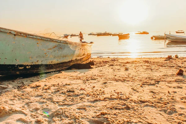 Adorable Black Cat Sitting Old Rusty Boat Sandy Shore — Stock Photo, Image