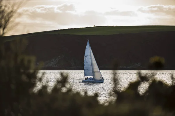 Selective Focus Shot Sailboat Sailing Ocean Mountain Background — Stock Photo, Image