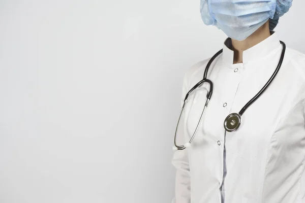 Egy Orvos Fehér Egyenruhában Arcmaszkban Sztetoszkóppal — Stock Fotó