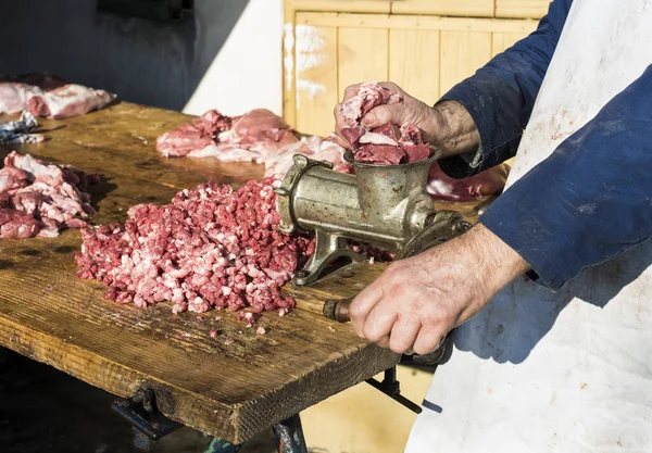 近照人在肉磨机上磨碎肉的近照 — 图库照片