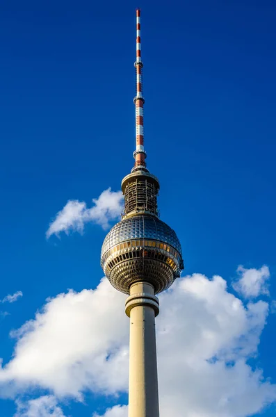 Tiro Vertical Ângulo Baixo Topo Famosa Torre Fernsehturm Berlim Contra — Fotografia de Stock