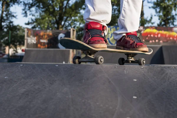 Una Bella Ripresa Giovane Maschio Caucasico Che Acrobazie Sullo Skateboard — Foto Stock