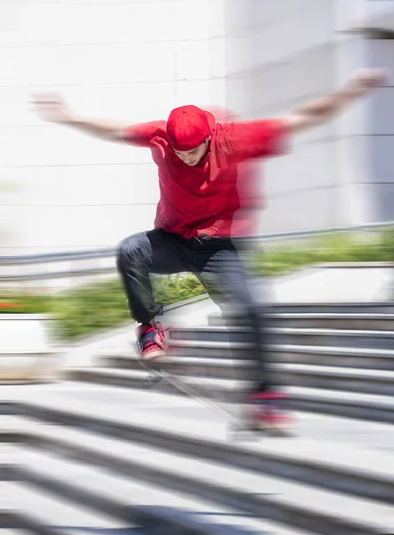 Flachbild Aufnahme Eines Kleinen Jungen Beim Skateboarden Der Stadt — Stockfoto
