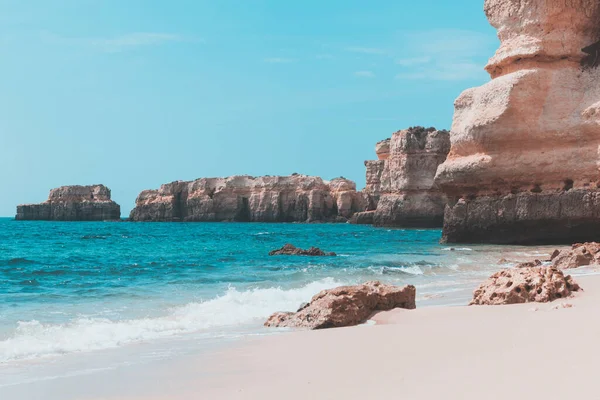 Pilhas Mar Penhascos Rocha Uma Costa Sob Céu Brilhante — Fotografia de Stock