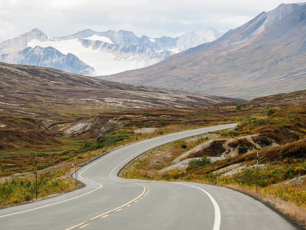 Beautiful Scenery Pathway Surrounded High Rocky Mountains Greenery Cloudy Sky — Stock Photo, Image