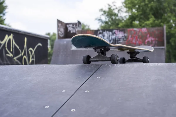 滑板公园中滑板的选择性聚焦镜头 — 图库照片
