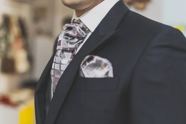 Hombre Con Una Corbata Colorida Traje Negro —  Fotos de Stock
