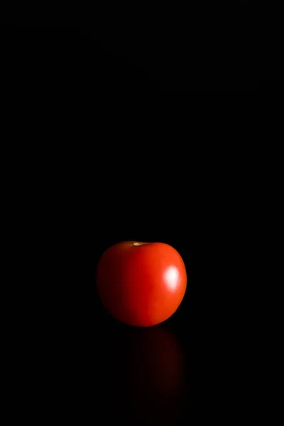 Tiro Vertical Tomate Ambiente Preto — Fotografia de Stock
