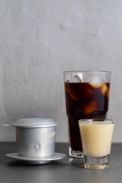 Вертикальный Снимок Стакана Кофе Льдом Сгущенного Молока Вьетнамского Кофейного Фильтра — стоковое фото