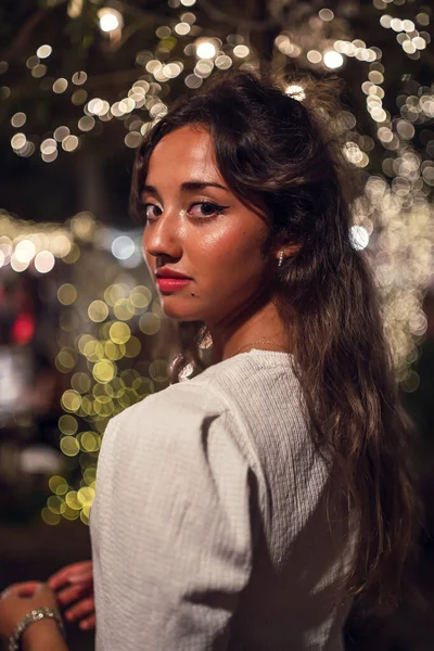 Ένα Κάθετο Πλάνο Μιας Νεαρής Καυκάσιας Γυναίκας Φόντο Χριστουγεννιάτικα Φώτα — Φωτογραφία Αρχείου