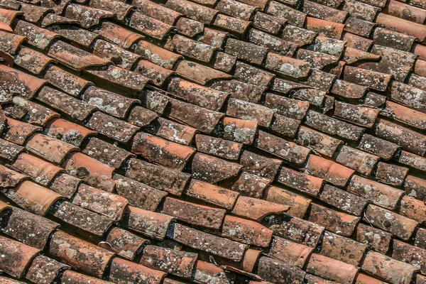 Çatı Kil Kırmızısı Kiremitlerle Kaplı Yosun Kaplı — Stok fotoğraf