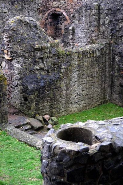 Pionowe Ujęcie Ruin Starożytnego Kamiennego Zamku — Zdjęcie stockowe
