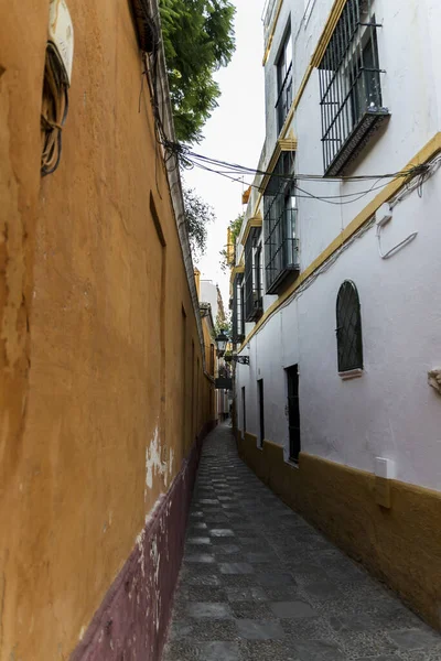 Tiro Vertical Uma Estrada Estreita Entre Edifícios Amarelo Branco — Fotografia de Stock