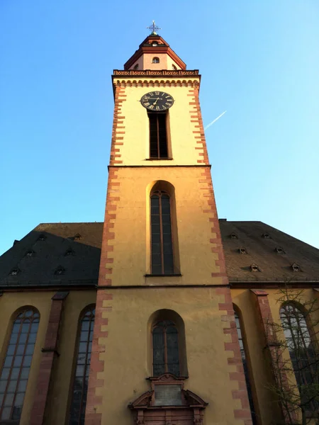 德国法兰克福圣凯瑟琳教堂的低角度摄影 — 图库照片