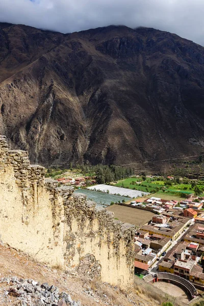 Die Ruinenmauer Von Ollantaytambo Peru Und Die Moderne Stadt Darunter — Stockfoto