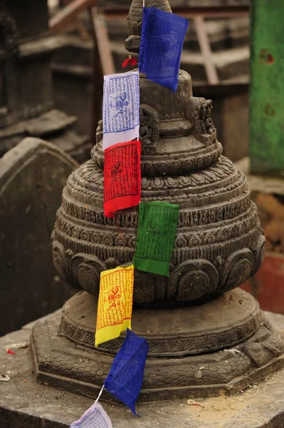 Eine Vertikale Nahaufnahme Bunter Flaggen Auf Einer Steinstatue Patan Einem — Stockfoto