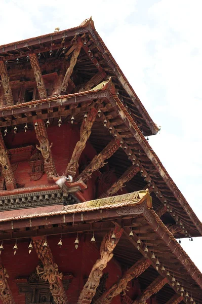 ネパール カトマンズ近郊のパタンの歴史的建造物の詳細を縦に捉えたもの — ストック写真