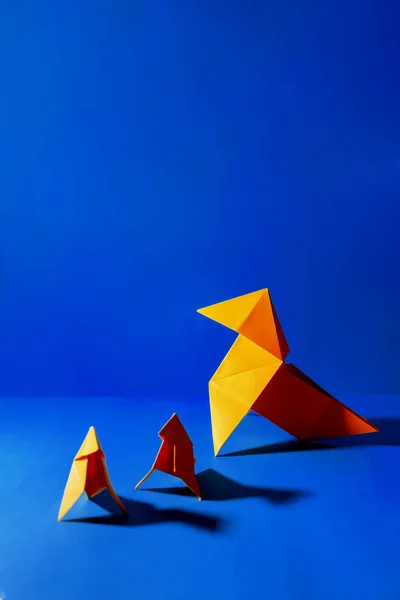 Colpo Verticale Origami Isolato Uno Sfondo Blu — Foto Stock