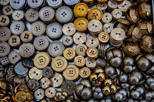 Detailní Záběr Různých Zlatých Stříbrných Knoflíků Ideální Pro Módní Koncept — Stock fotografie