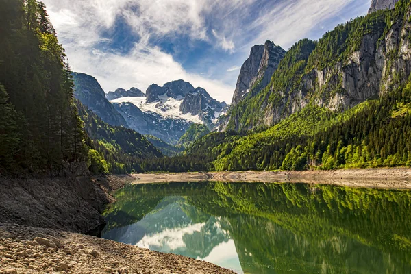 被奥地利阿尔卑斯山环绕的戈萨尼湖的美丽照片 — 图库照片