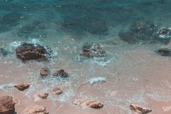 Uma Vista Superior Uma Costa Rochosa Com Água Oceano Clara — Fotografia de Stock