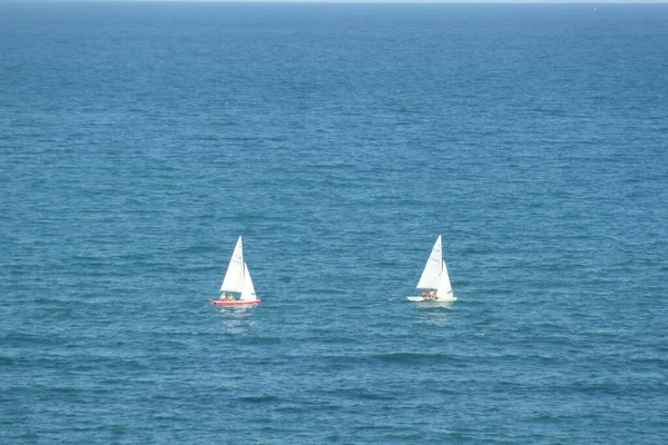 在蓝天下的蓝色海面上航拍的帆船 — 图库照片