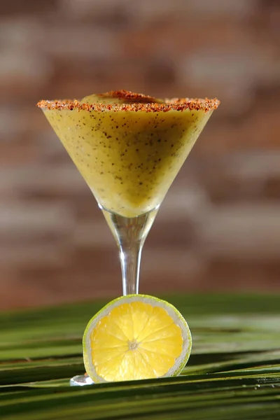 Ein Vertikaler Schuss Maracuya Daiquiri Mit Mango Rum Wodka Zitronensaft — Stockfoto