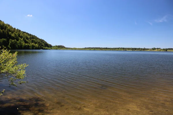 Calm Lake Surrounded Greenery Sunny Sky Lac Entonnoir Bouverans France — Stock Photo, Image