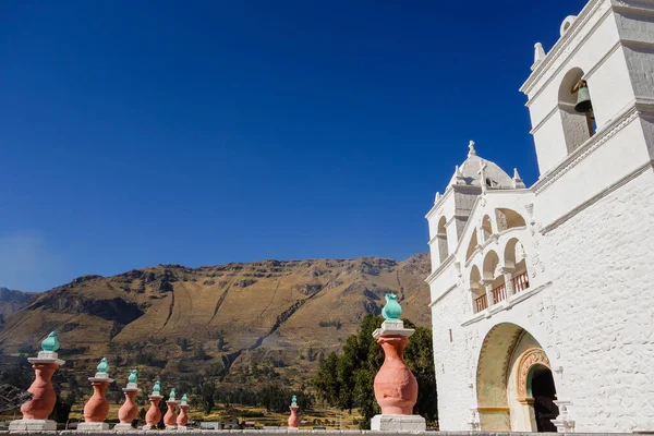 Een Lage Hoek Opname Van Kathedraal Colca Canyon Ajpi Peru — Stockfoto