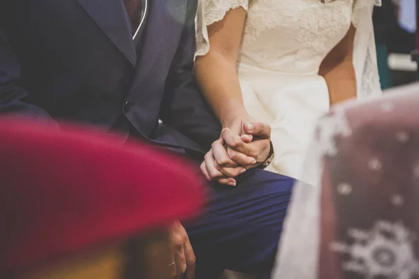 Een Liefdevolle Bruidegom Bruid Die Elkaars Hand Vasthouden Tijdens Hun — Stockfoto