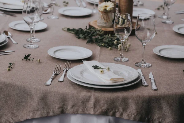レストランのお祝いのテーブルの上に立つエレガントな食器 — ストック写真