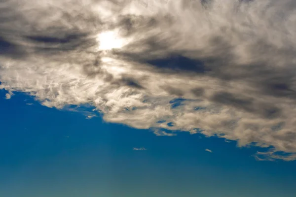 Una Hermosa Foto Cielo Azul Con Grandes Nubes Sol Brillando — Foto de Stock