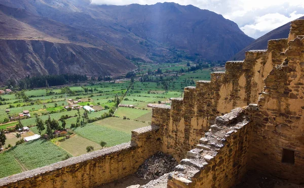 Peru Daki Ollantaytambo Daki Harabelerin Duvarları Altındaki Vadideki Tarım Arazisi — Stok fotoğraf