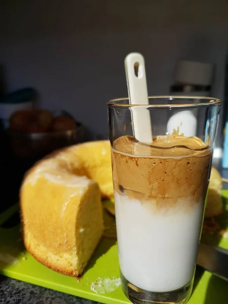 Uno Scatto Selettivo Delizioso Caffè Dalgona Con Panetteria — Foto Stock