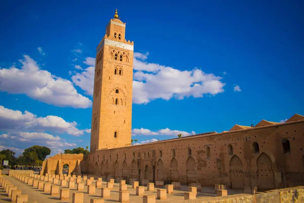 Die Wunderschöne Koutoubia Moschee Vor Blauem Himmel Mit Ein Paar — Stockfoto