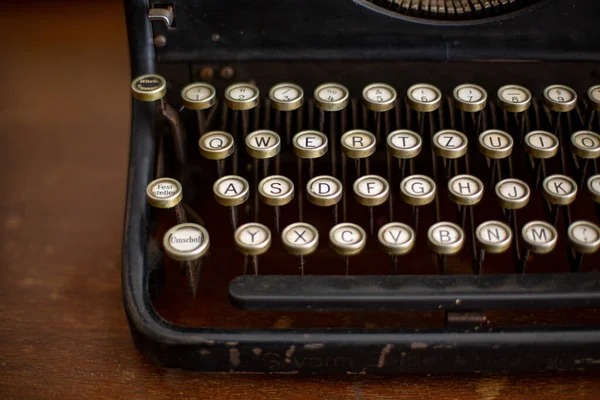 Shallow Focus Closeup Shot Vintage Manual Typewriter Wooden Table — Stock Photo, Image