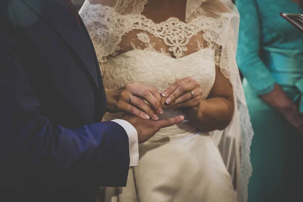 Een Bruid Doet Een Trouwring Vinger Van Bruidegom Tijdens Hun — Stockfoto